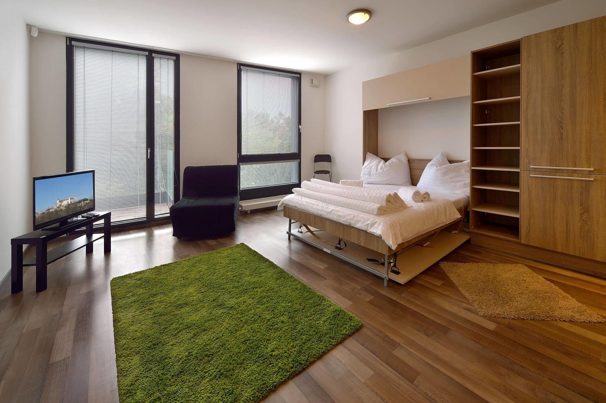 Ambiente Serviced Apartments - Dunajska 브라티슬라바 외부 사진